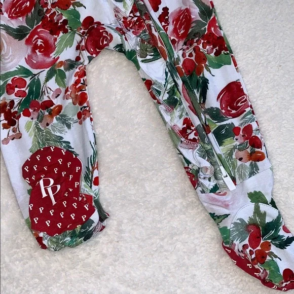 NWT Posh Peanut Beatrix Ruffled Footie 6-9M Holiday Holly Berry - Picture 4 of 7